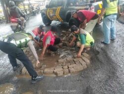 Polisi Turun Tangan Tutup Lubang Jalan di Serang-Tangerang