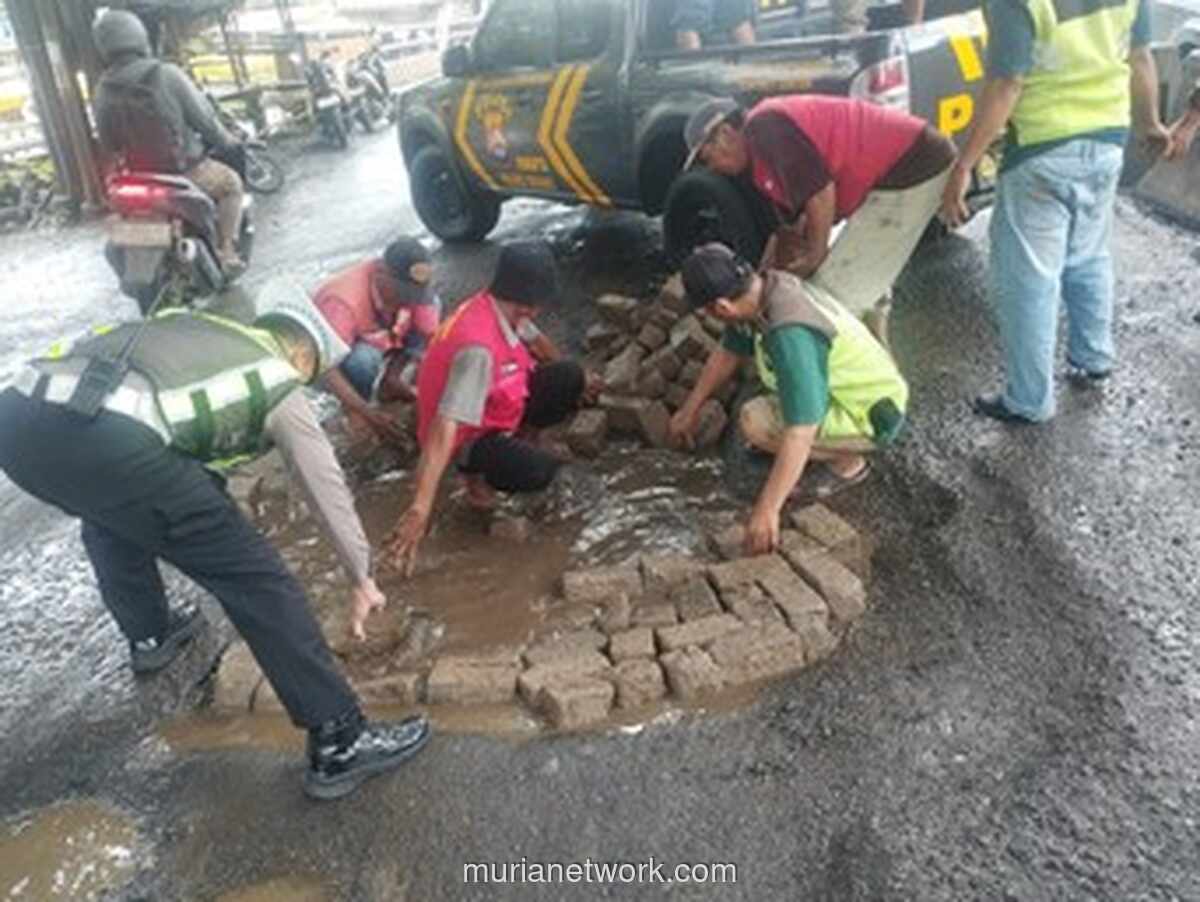 Polisi Turun Tangan Tutup Lubang Jalan di Serang-Tangerang
