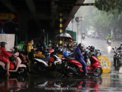 Hujan Lebat dan Angin Kencang, Pengendara Motor Berbondong Berteduh di Flyover Tendean