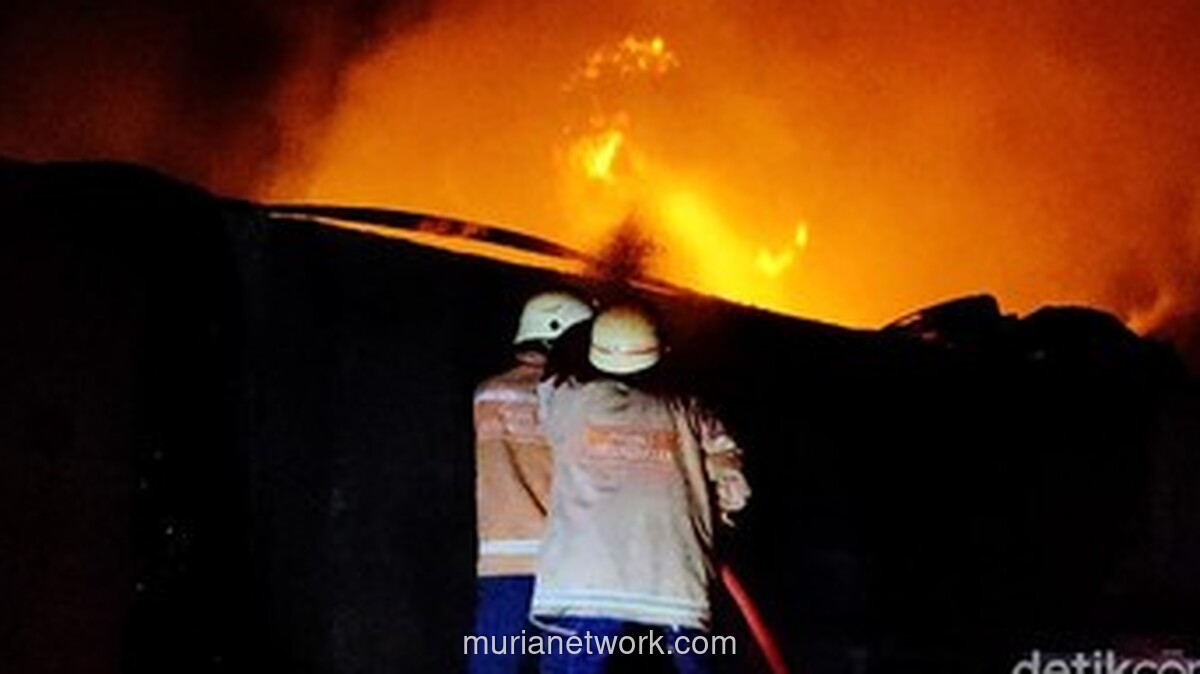 Kobaran Dahsyat di Cipadu Hanguskan Gudang Dekorasi, Kerugian Tembus Rp 7 Miliar