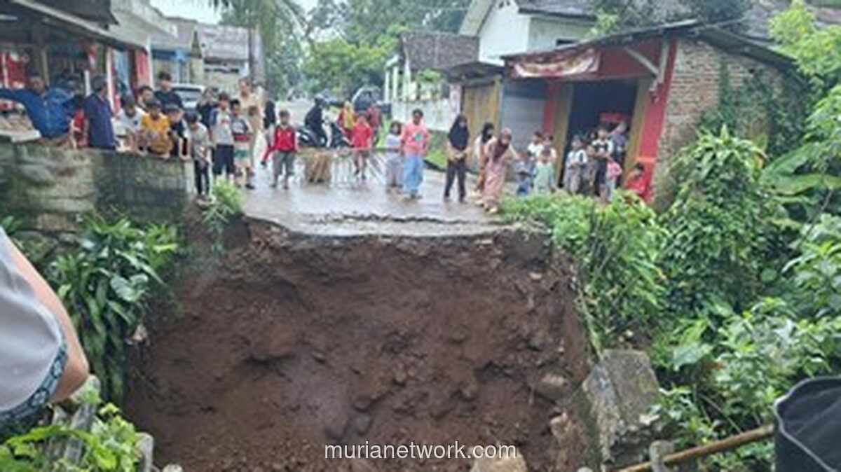 Jembatan Tua Ambruk, Empat Desa di Pandeglang Terisolasi