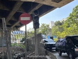 Lampu Lalin Raib, Warga Ambil Alih Perbaiki Jalan Berlubang di Penjaringan