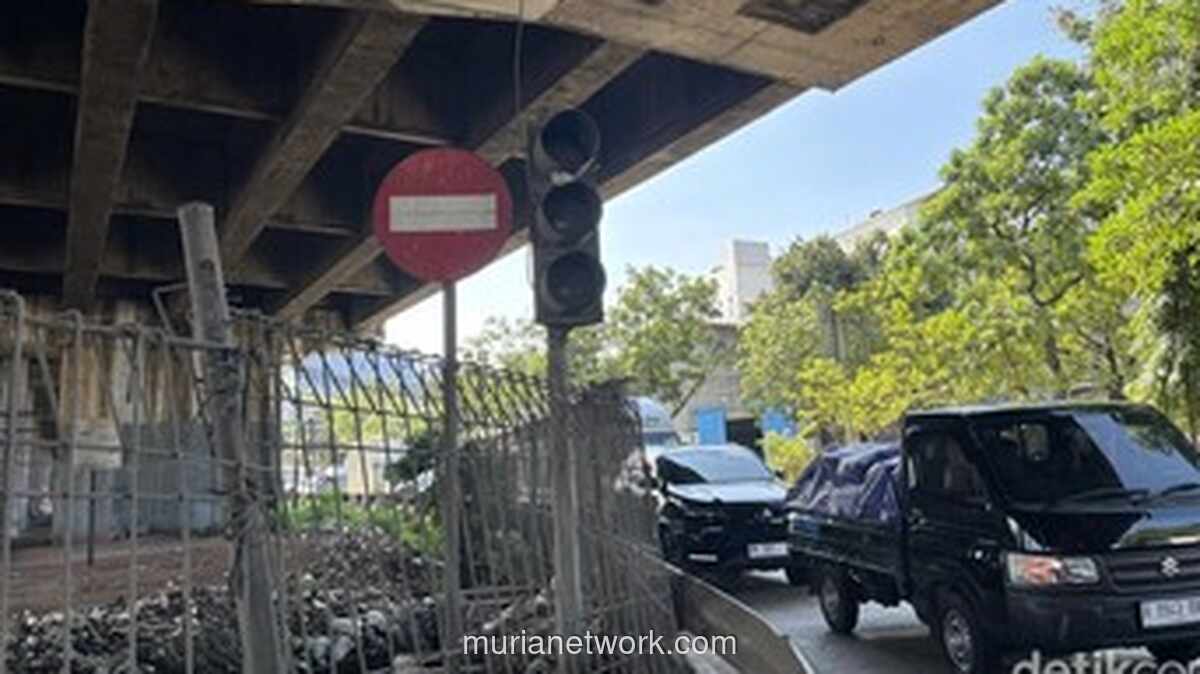 Lampu Lalin Raib, Warga Ambil Alih Perbaiki Jalan Berlubang di Penjaringan