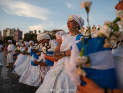 Ritual untuk Iemanja Warnai Pantai Ramirez dengan Doa dan Bunga