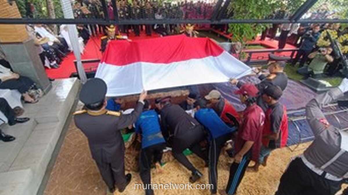 Haru di Makam Giri Tama, Eyang Meri Beristirahat di Samping Sang Kapolri