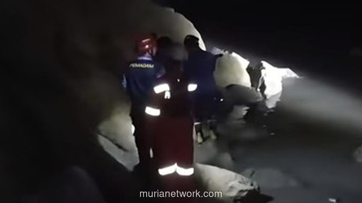 Warga Jonggol Dikhawatirkan Hanyut Saat Cari Besi di Sungai Cipamingkis