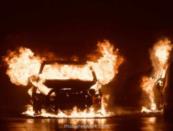 Mobil Terbakar Hebat di Jagorawi, Lalu Lintas Malam Terkunci