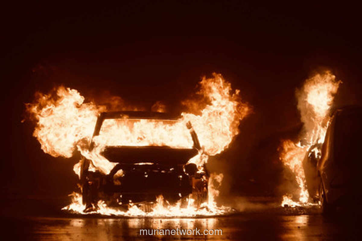 Mobil Terbakar Hebat di Jagorawi, Lalu Lintas Malam Terkunci