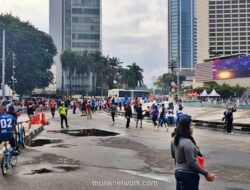 Bundaran HI Ramai, Keluarga Ini Pilih Bersepeda untuk Quality Time
