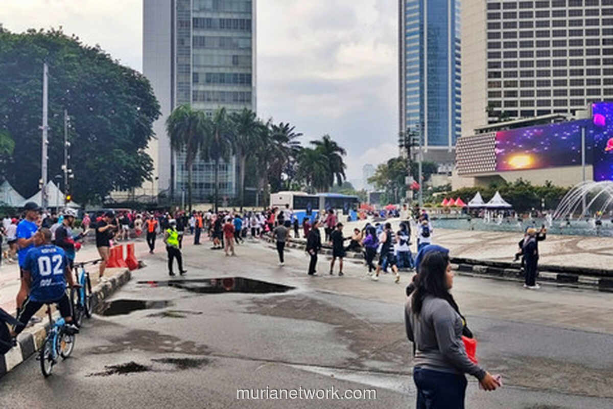 Bundaran HI Ramai, Keluarga Ini Pilih Bersepeda untuk Quality Time