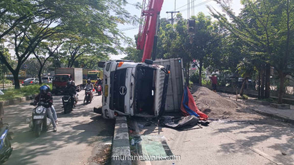 Truk Angkut Pasir Terguling, Lalu Lintas Soekarno-Hatta Lumpuh