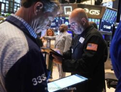 Palantir Pacu Nasdaq, Emas Melonjak 6% di Tengah Gejolak Pasar