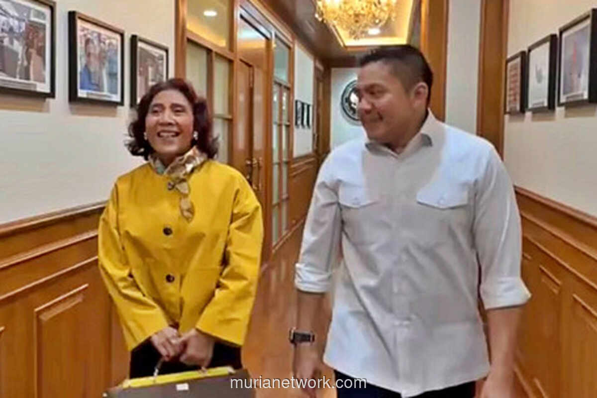 Teddy Rebutan Cokelat Saat Susi Pudjiastuti Kunjungi Setkab