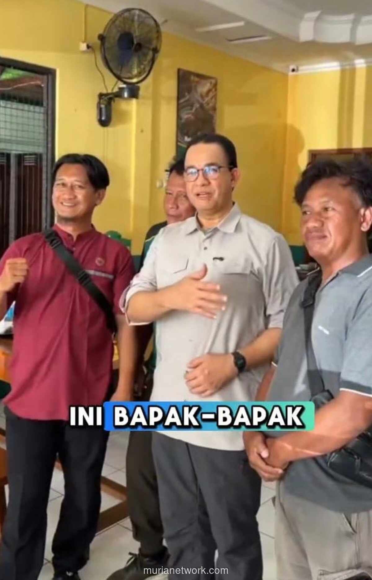 Anies Baswedan Ajak Pengawal Sipil Foto Bareng Saat Makan di Warung