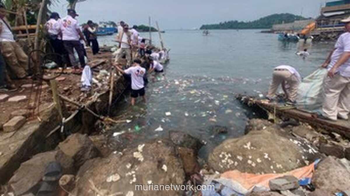 Gerindra Bersihkan Sampah di Dermaga Penyeberangan ke Pulau Merak Besar