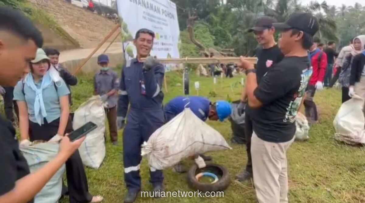 Dua Ton Sampah Berhasil Dikeluarkan dari Sungai Kelingi dalam Aksi Bersih-Bersih