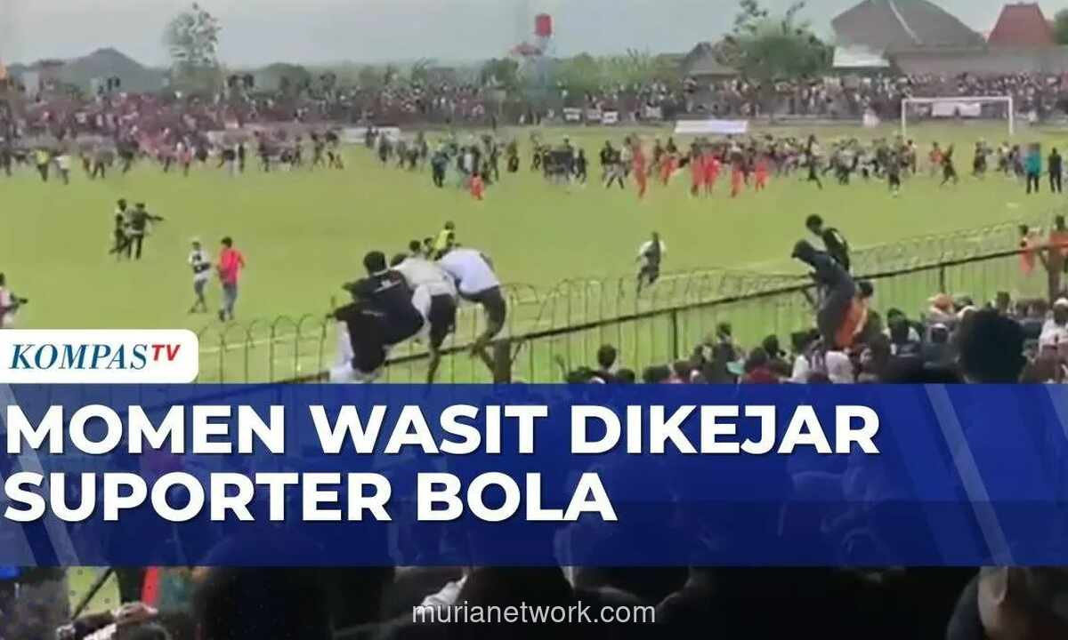 Suporter PSIR Rembang Serbu Lapangan dan Kejar Wasit Usai Kekalahan