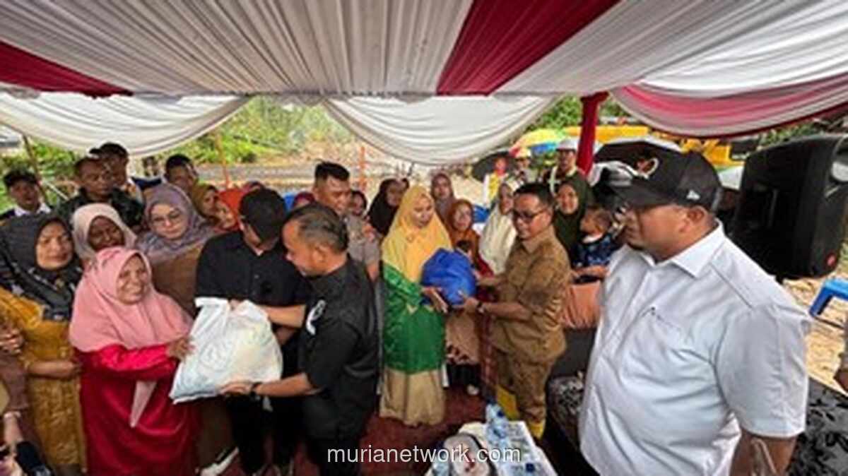 Andre Rosiade Bagikan Ribuan Sembako di Pesisir Selatan, Peringati HUT Gerindra