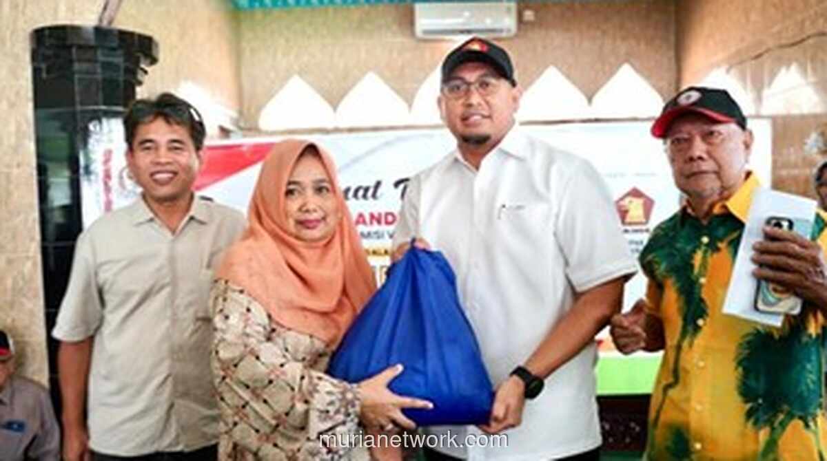 Andre Rosiade Salurkan Ratusan Paket Sembako dan Bantuan Sosial ke Warga Perumnas Indarung