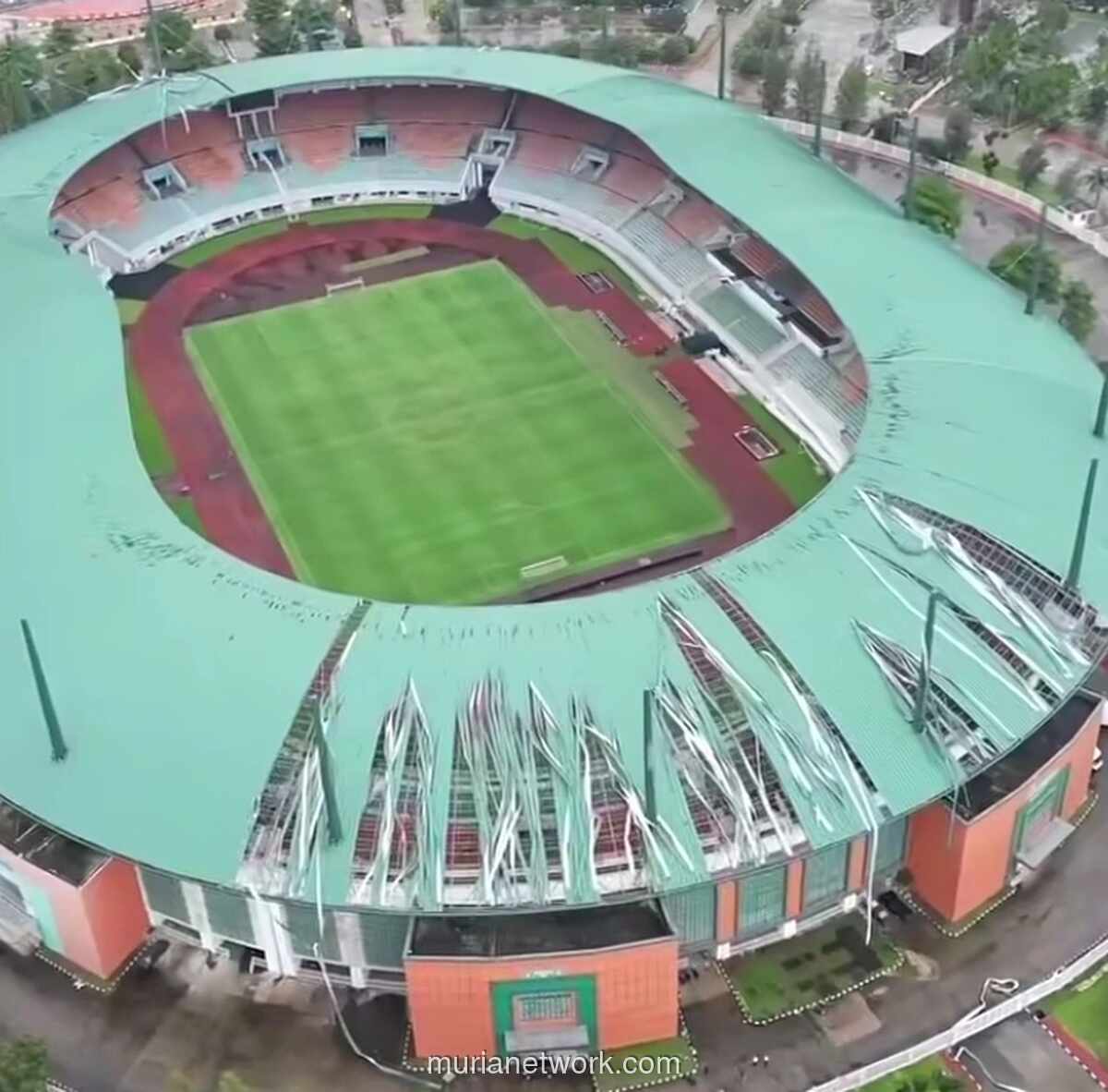 Atap Stadion Pakansari Rusak Berat Diterjang Angin Kencang di Bogor