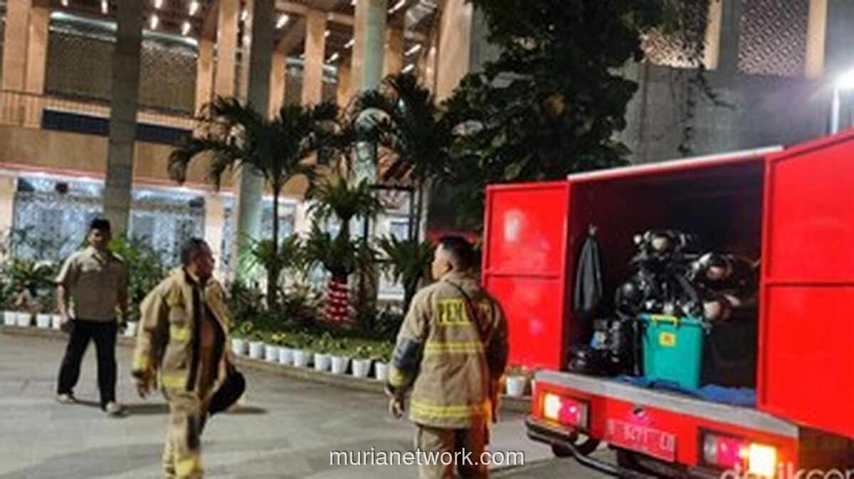 Petugas Damkar Kerahkan 9 Unit ke Masjid Istiqlal Saat Tarawih Perdana