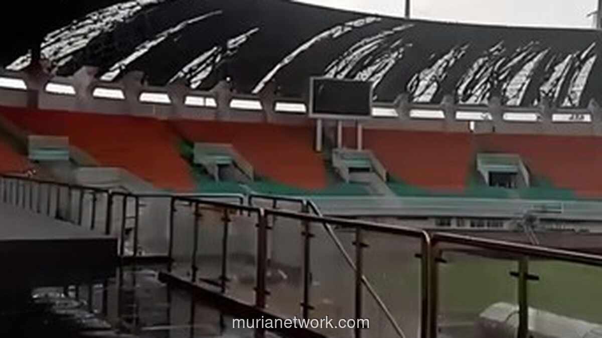 Angin Kencang Rusak Atap Stadion Pakansari, Satu Orang Terluka