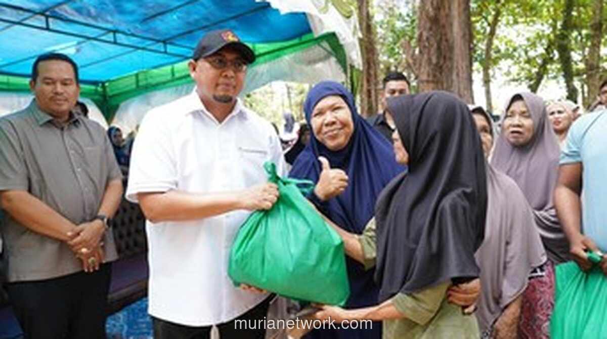 Andre Rosiade Bagikan 1.000 Paket Sembako dan Bantu Pembangunan BTS di Pariaman