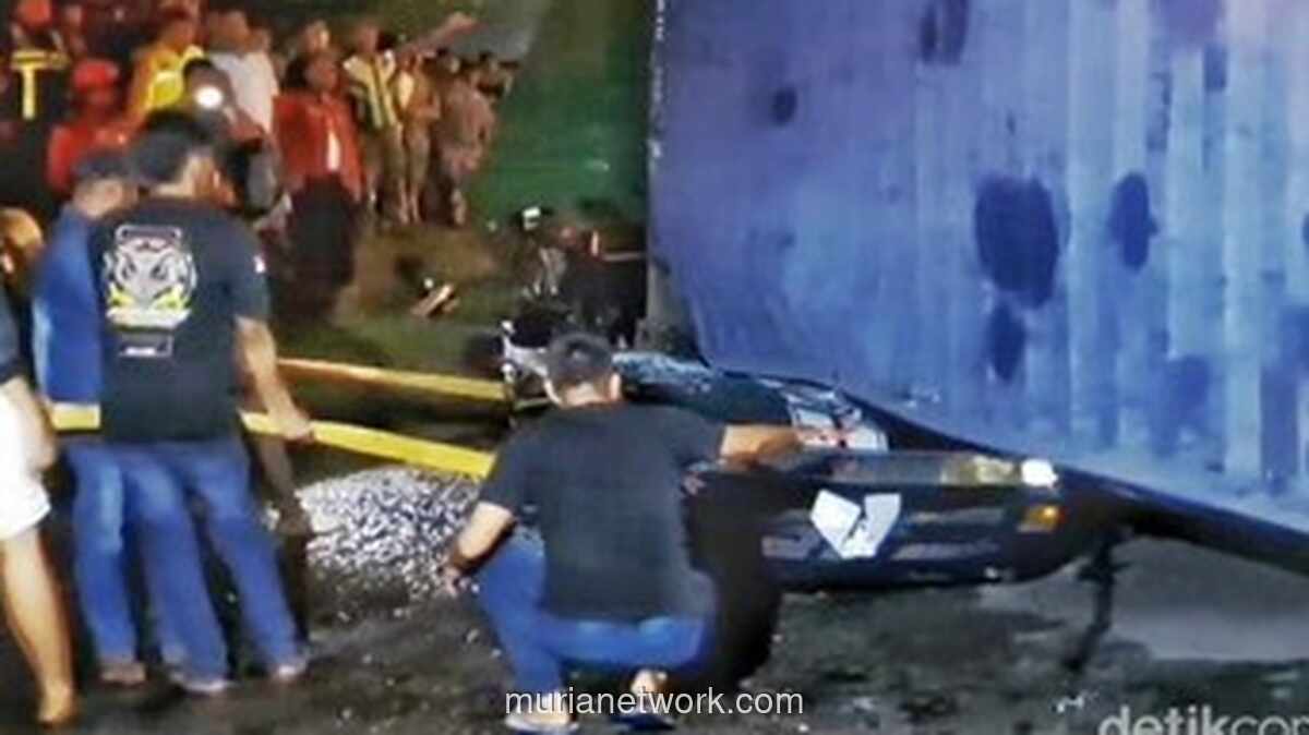 Tiga Tewas Termasuk Balita dalam Kecelakaan Truk Kontainer vs Sedan di Karawang