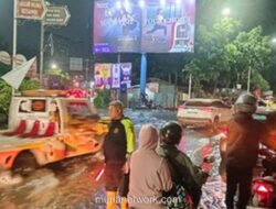 Genangan Air di Kolong Tol Puri Kembangan Picu Macet Total