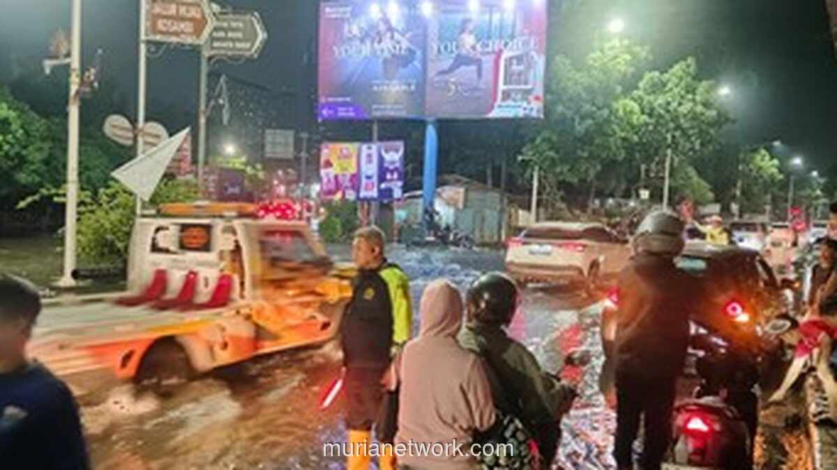 Genangan Air di Kolong Tol Puri Kembangan Picu Macet Total