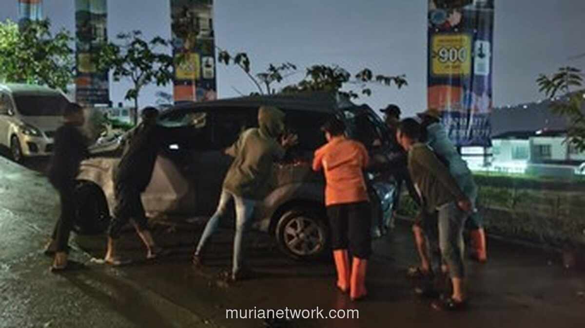 Banjir Bandang Terjang Desa di Bogor, Satu Mobil Terseret Arus