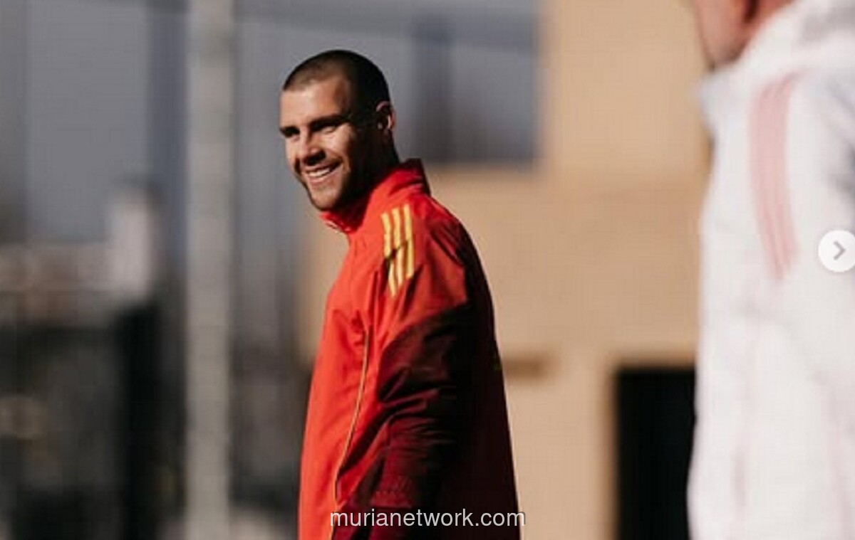 Cedera Kiper Utama Buka Jalan Maarten Paes Debut untuk Ajax