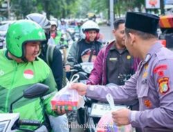 Brimob Polda Metro Jaya Bagikan Takjil untuk Pererat Silaturahmi