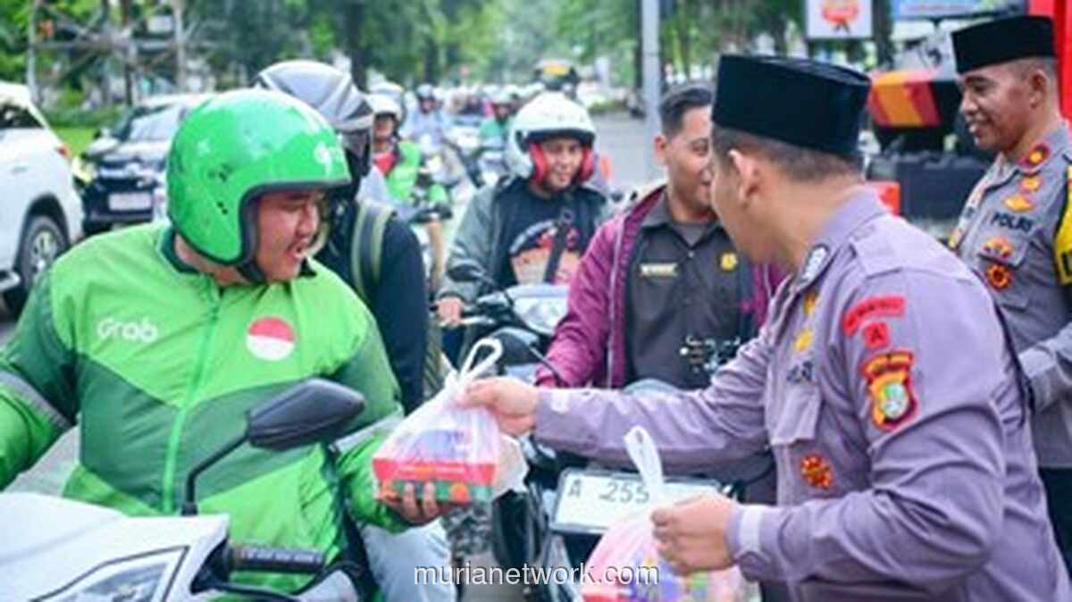 Brimob Polda Metro Jaya Bagikan Takjil untuk Pererat Silaturahmi