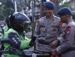 Brimob Polda Metro Jaya Bagikan Ratusan Takjil Gratis di Jakarta Timur