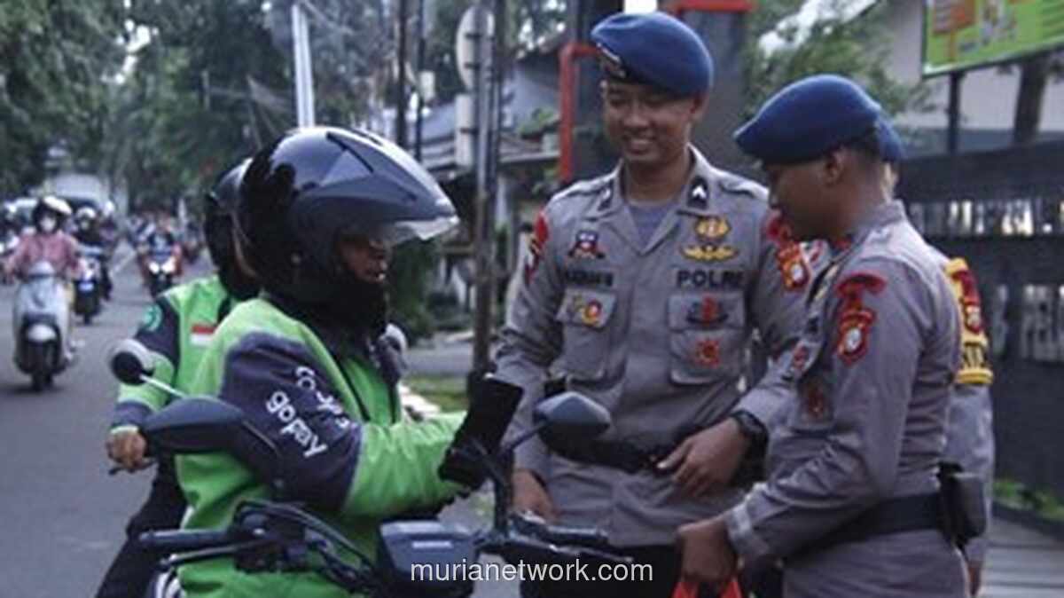 Brimob Polda Metro Jaya Bagikan Ratusan Takjil Gratis di Jakarta Timur