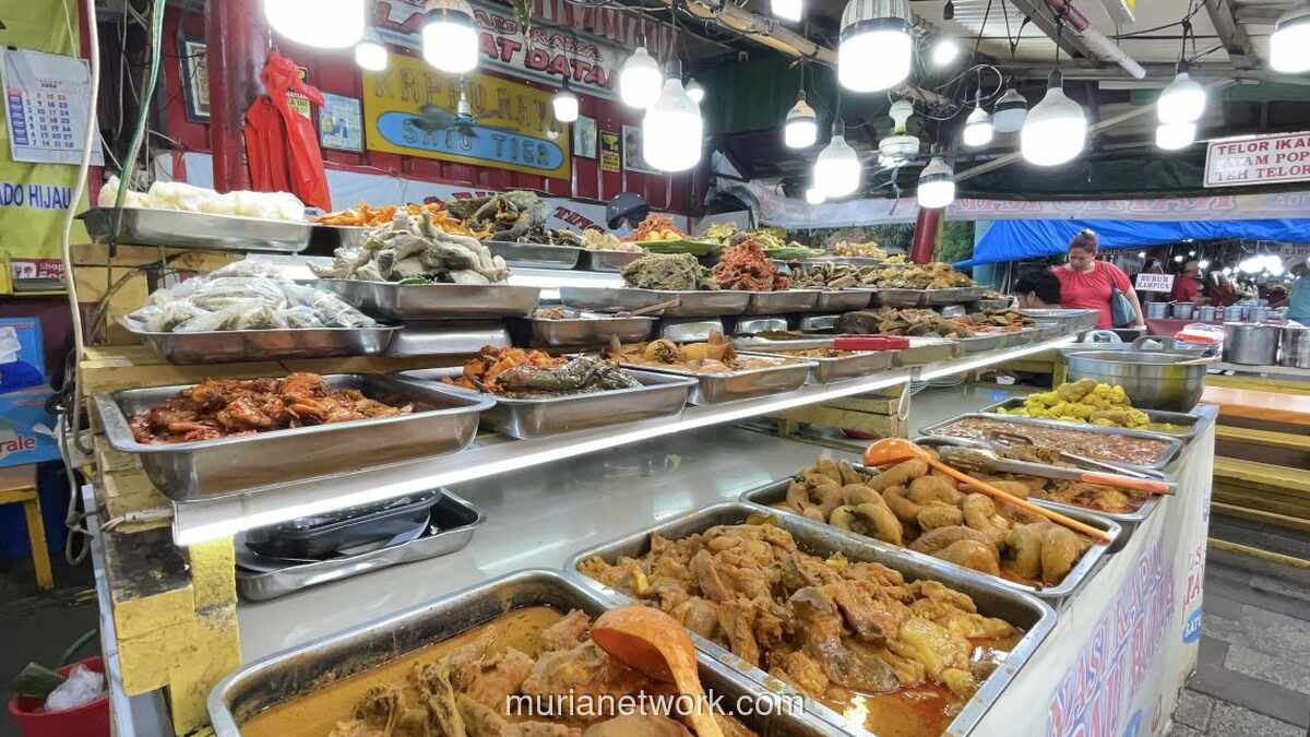 Jalan Kramat Senen Ramai Pemburu Takjil Nasi Kapau Jelang Buka Puasa