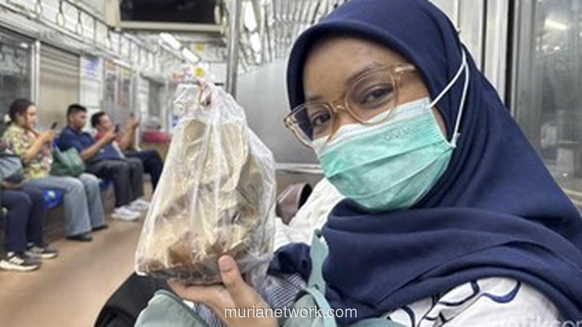 Komuter Jakarta Beradaptasi Buka Puasa di Tengah Perjalanan