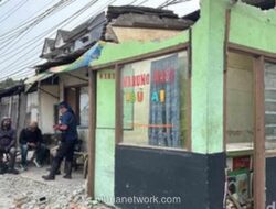 Warteg di Bekasi Timur Dibongkar Mandiri untuk Proyek Flyover Bulak Kapal