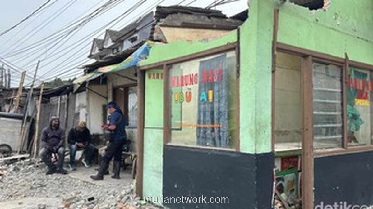 Warteg di Bekasi Timur Dibongkar Mandiri untuk Proyek Flyover Bulak Kapal
