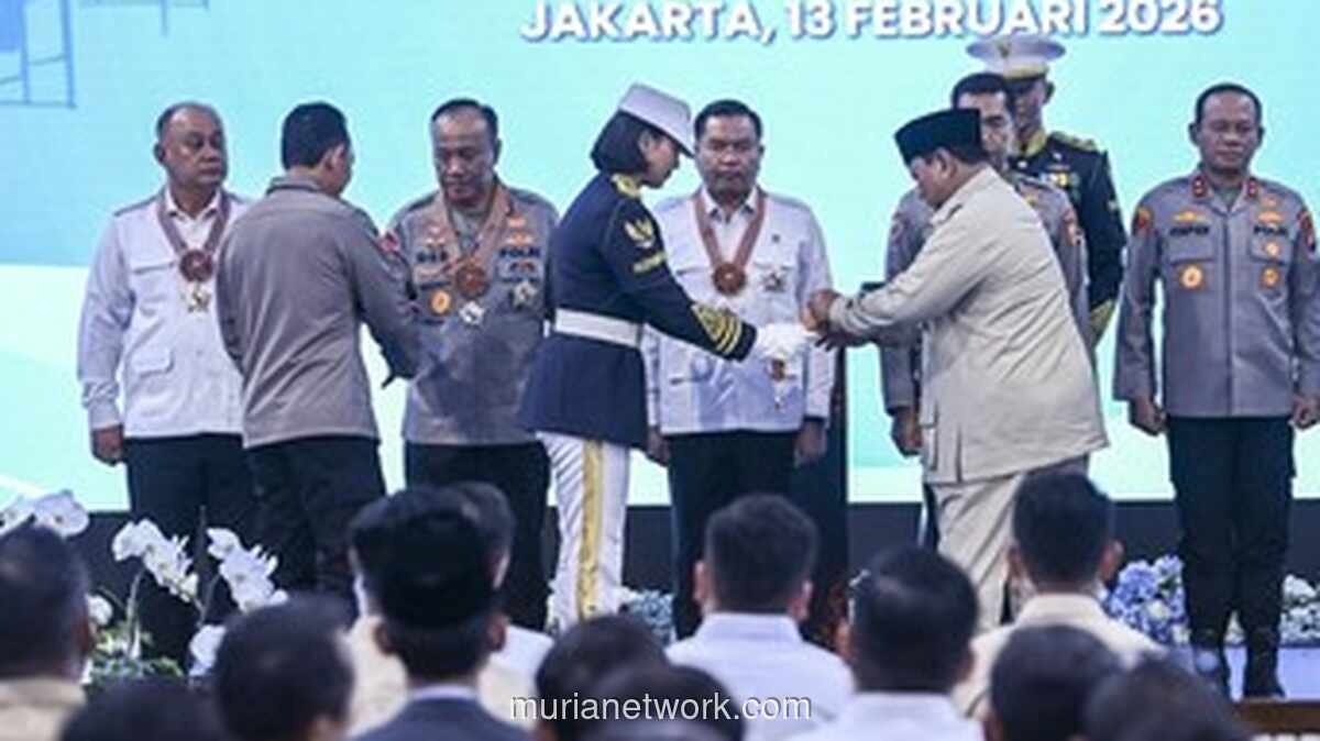 Presiden Prabowo Anugerahkan Bintang Jasa kepada Perwira Polri Penggerak Program Makan Bergizi Gratis