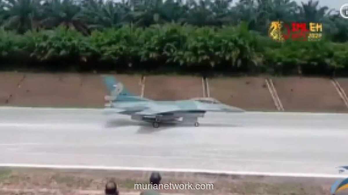 TNI AU Sukses Uji Coba Pendaratan F-16 dan Super Tucano di Jalan Tol Terpeka