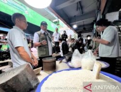 Bulog Sidak Pasar, Stok Sembako Aman tapi Harga Cabai Meroket