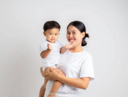 Dokter Anak Ingatkan Dampak Kurang Stimulasi Jika Bayi Terlalu Sering Digendong