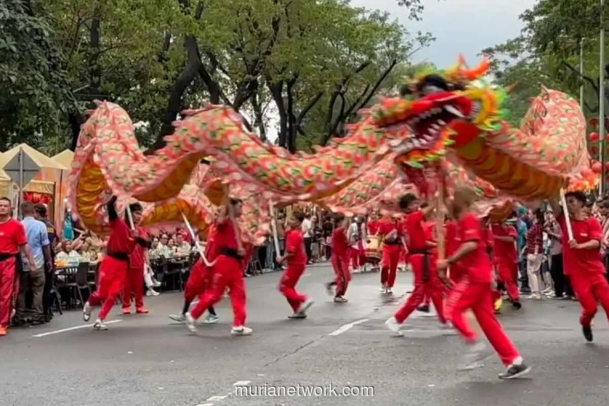 Titiek Soeharto Apresiasi Harmoni Budaya Betawi dan Tionghoa di Pawai Imlek Sudirman