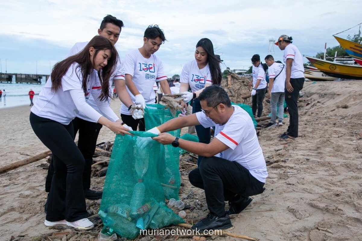 BRI dan Relawan Bersihkan Pantai Kedonganan, Kumpulkan 931 Kg Sampah