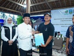 Pemerintah Serahkan SK HKM dan TORA untuk Lebih dari 650 Hektare Lahan kepada Petani Banyuwangi