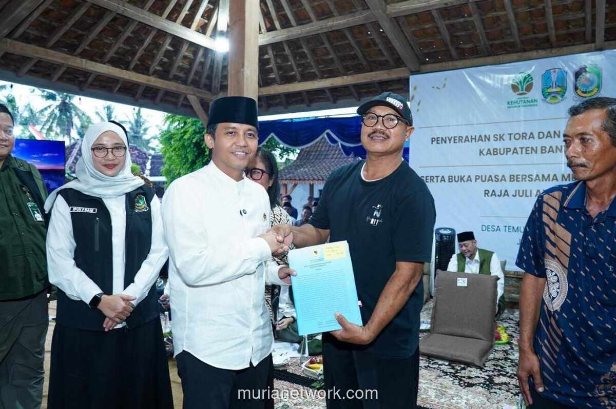 Pemerintah Serahkan SK HKM dan TORA untuk Lebih dari 650 Hektare Lahan kepada Petani Banyuwangi