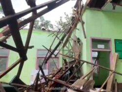 Atap Perpustakaan SD di Bondowoso Ambruk, Seluruh Koleksi Hancur