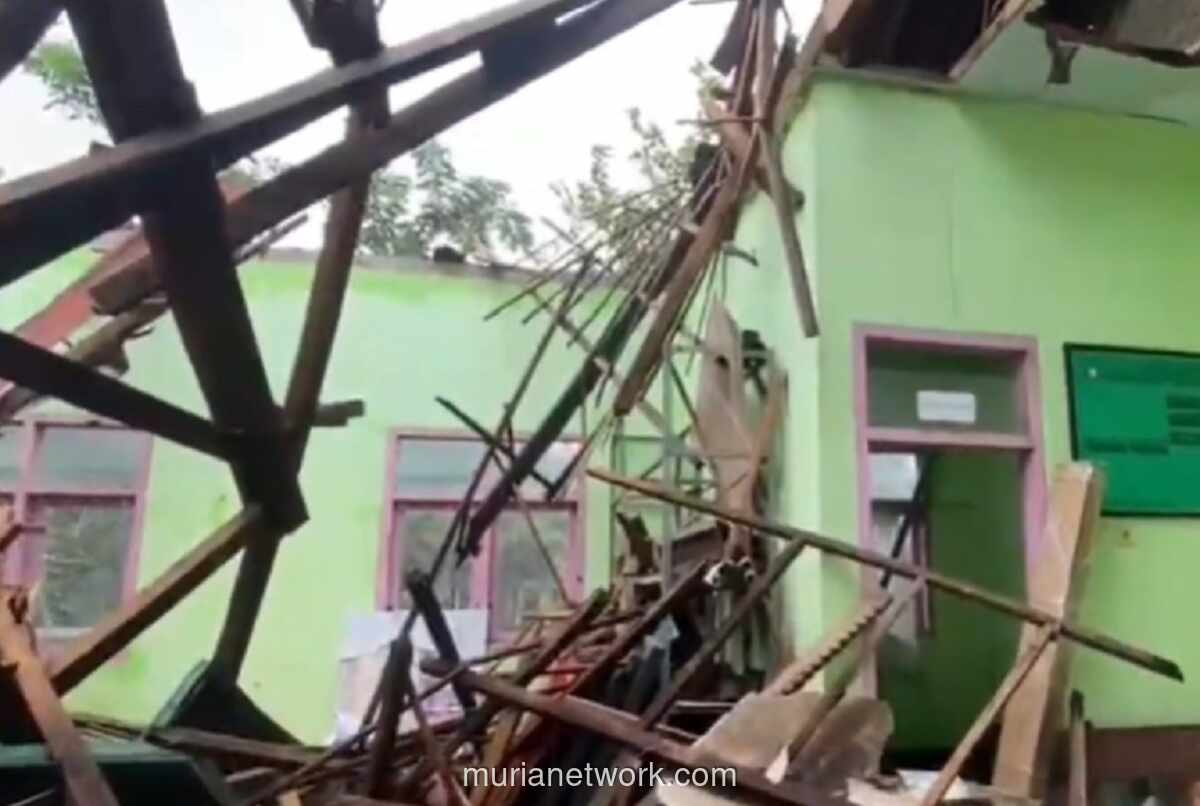 Atap Perpustakaan SD di Bondowoso Ambruk, Seluruh Koleksi Hancur